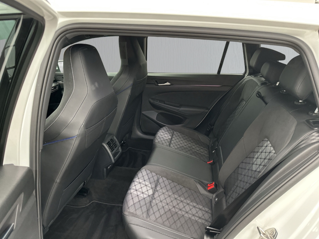 Fahrzeugabbildung Volkswagen Golf Variant 1.5 eTSI R-Line ACC SHZ LED SHZ Privacy GJR