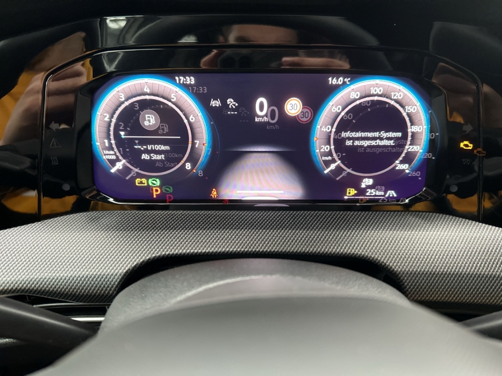 Fahrzeugabbildung Volkswagen Golf Variant 1.5 eTSI R-Line ACC SHZ LED SHZ Privacy GJR