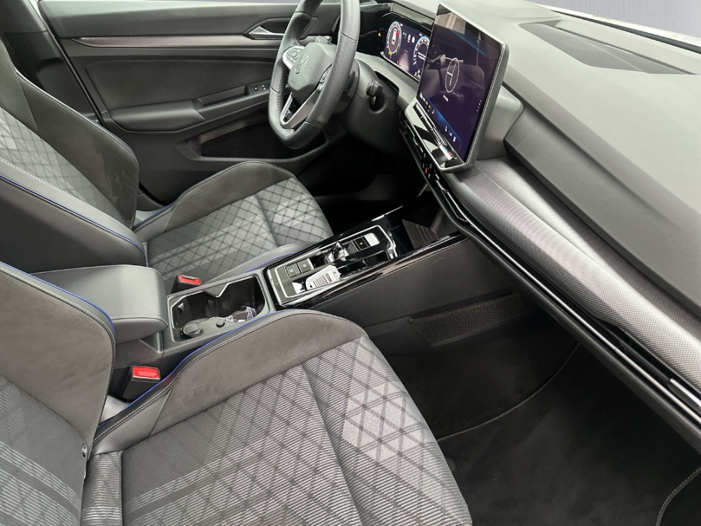 Fahrzeugabbildung Volkswagen Golf Variant 1.5 eTSI R-Line ACC SHZ LED SHZ Privacy GJR