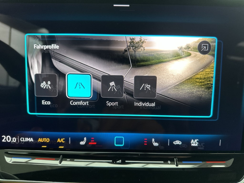 Fahrzeugabbildung Volkswagen Golf Variant 1.5 eTSI R-Line ACC SHZ LED SHZ Privacy GJR