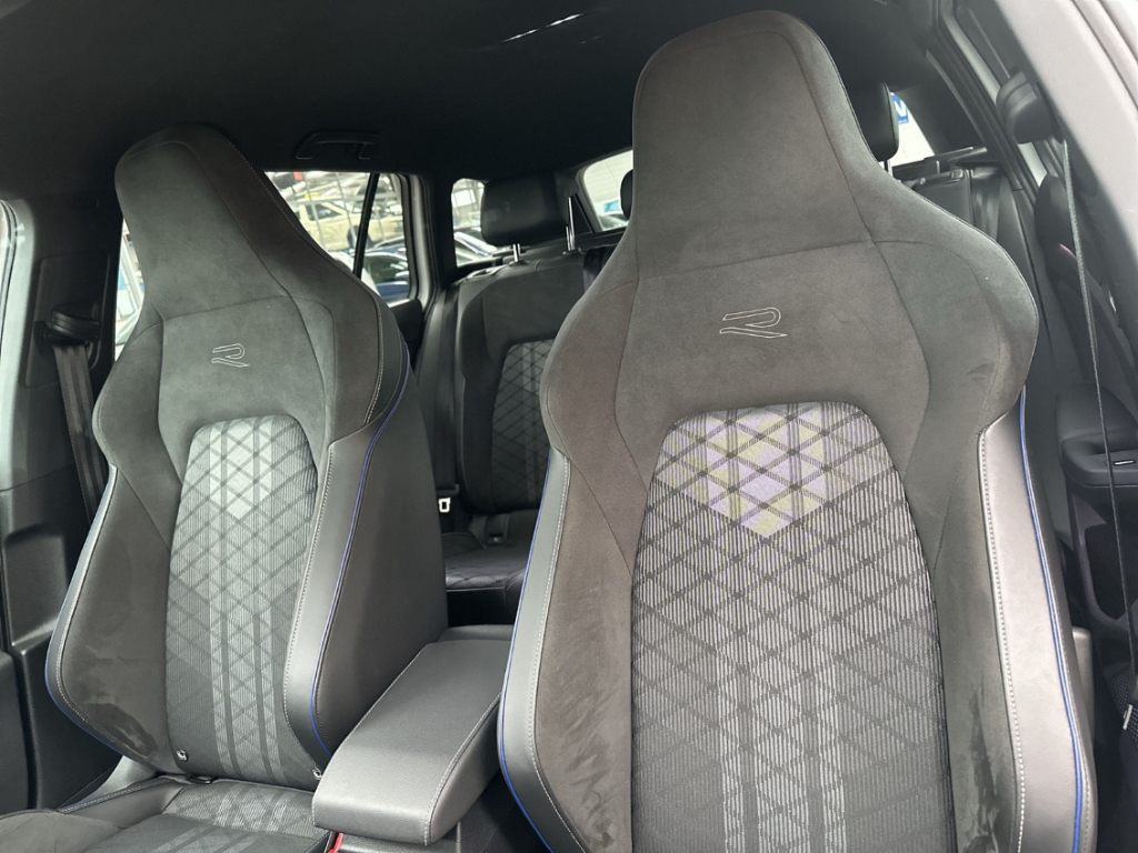 Fahrzeugabbildung Volkswagen Golf Variant 1.5 eTSI R-Line ACC SHZ LED SHZ Privacy GJR