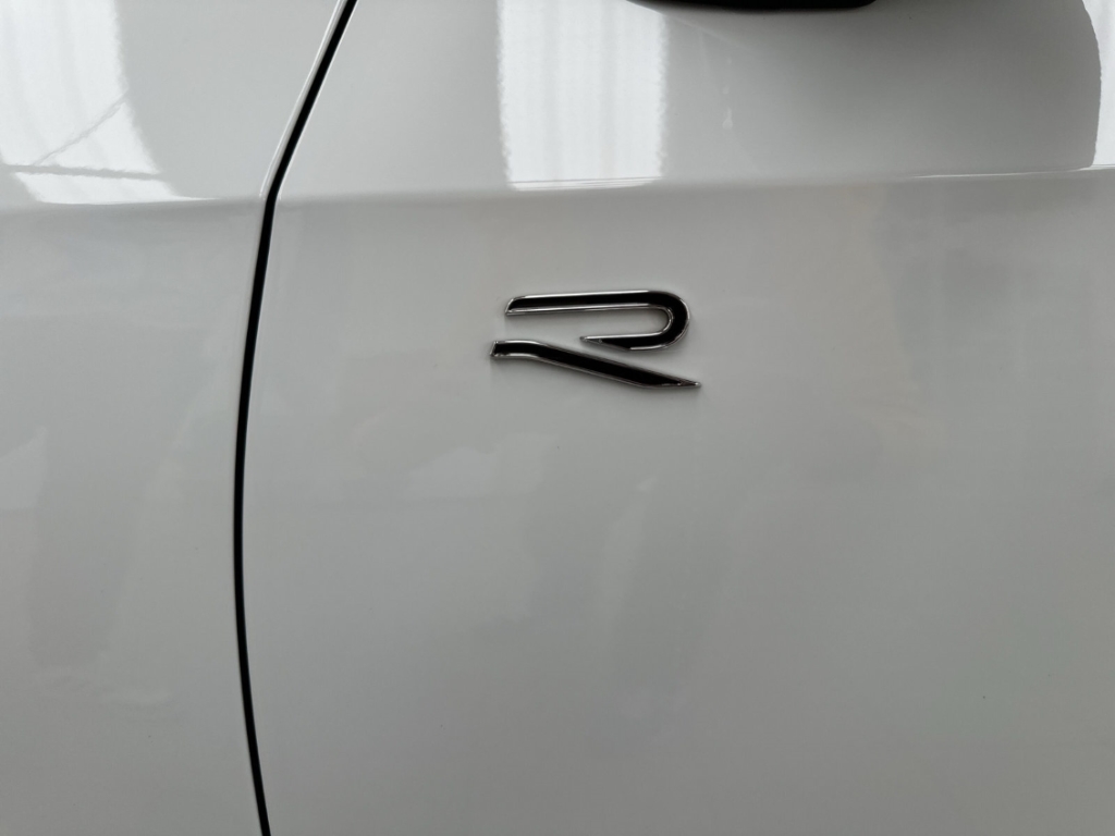 Fahrzeugabbildung Volkswagen Golf Variant 1.5 eTSI R-Line ACC SHZ LED SHZ Privacy GJR
