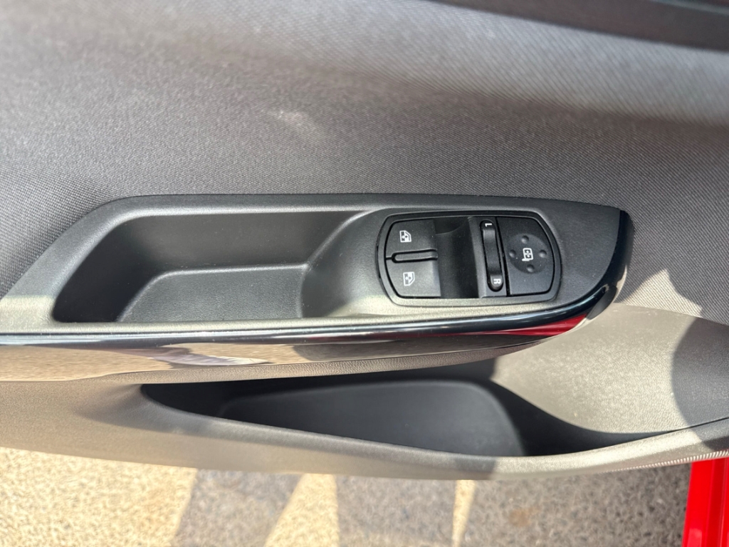 Fahrzeugabbildung Opel Corsa E 1.4 Color Edition CarPlay PDC SHZ BT Allwetter