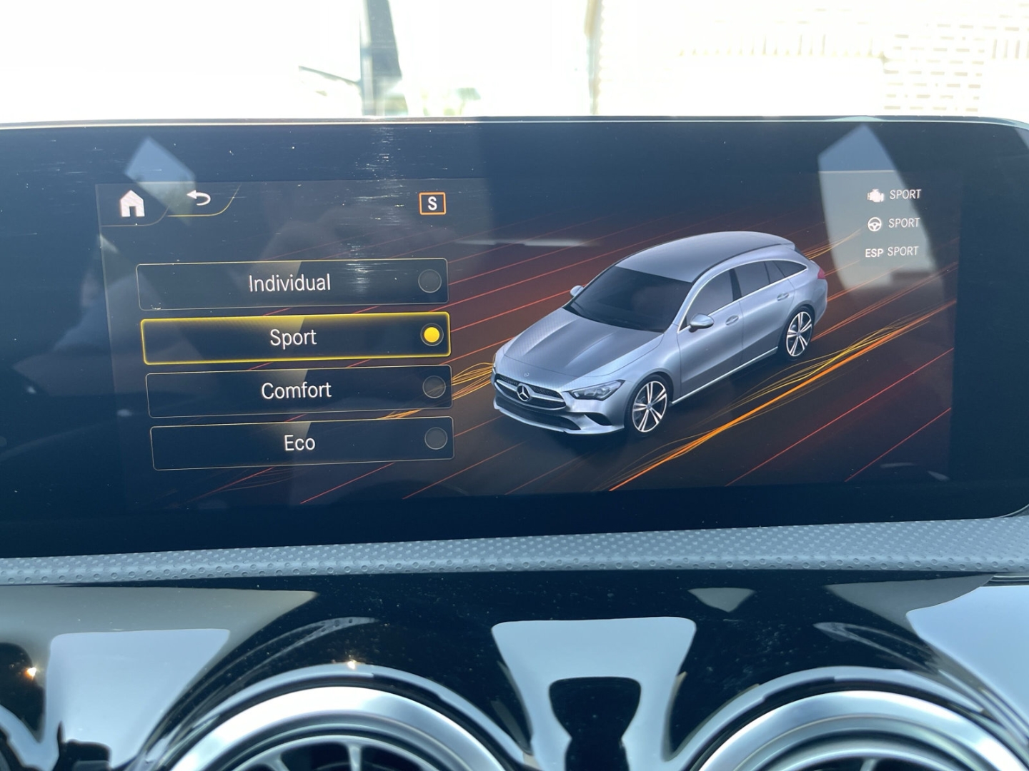 Fahrzeugabbildung Mercedes-Benz CLA 200 Shooting Brake AMG LINE LED Distronic SHZ
