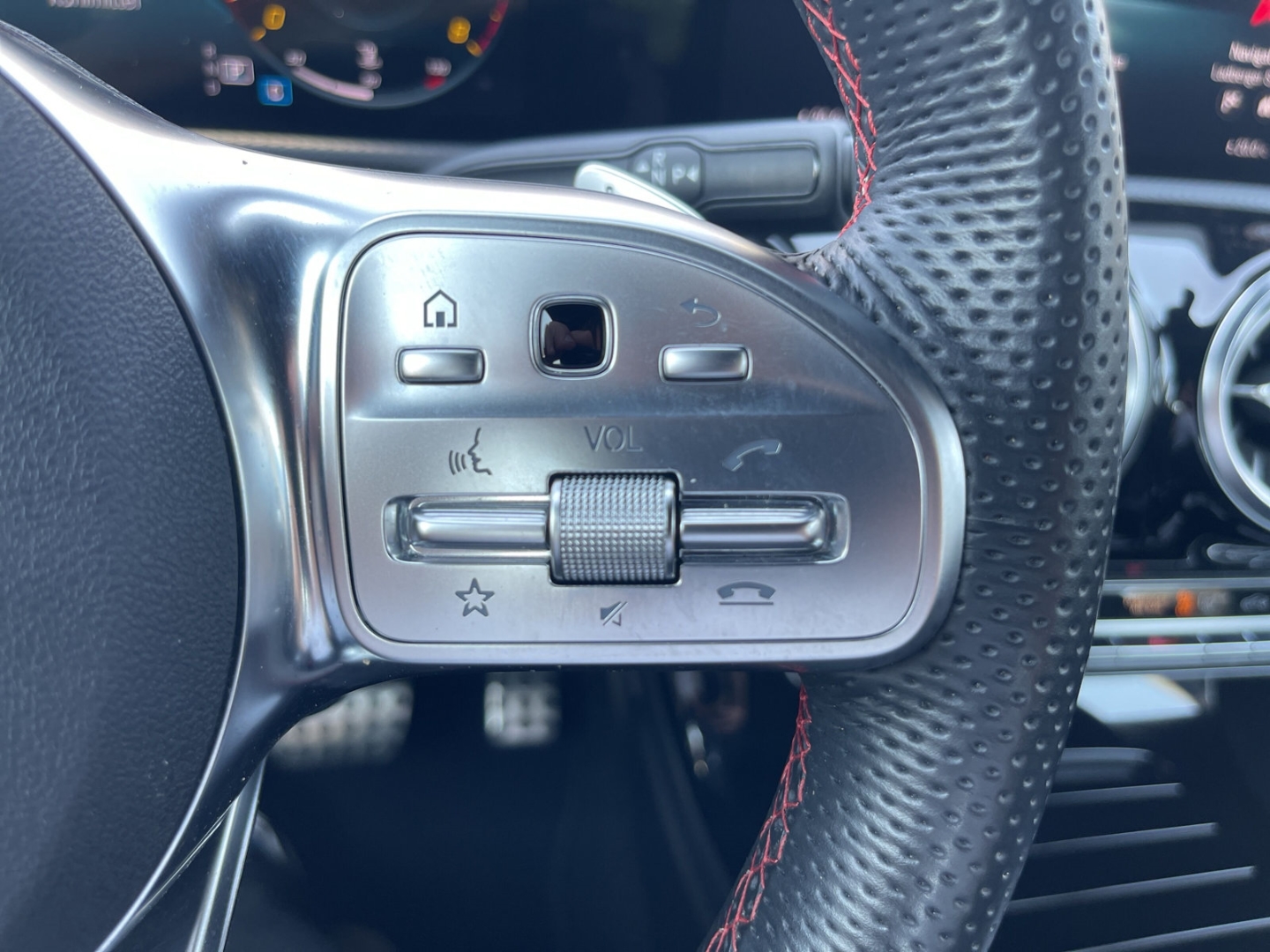 Fahrzeugabbildung Mercedes-Benz CLA 200 Shooting Brake AMG LINE LED Distronic SHZ