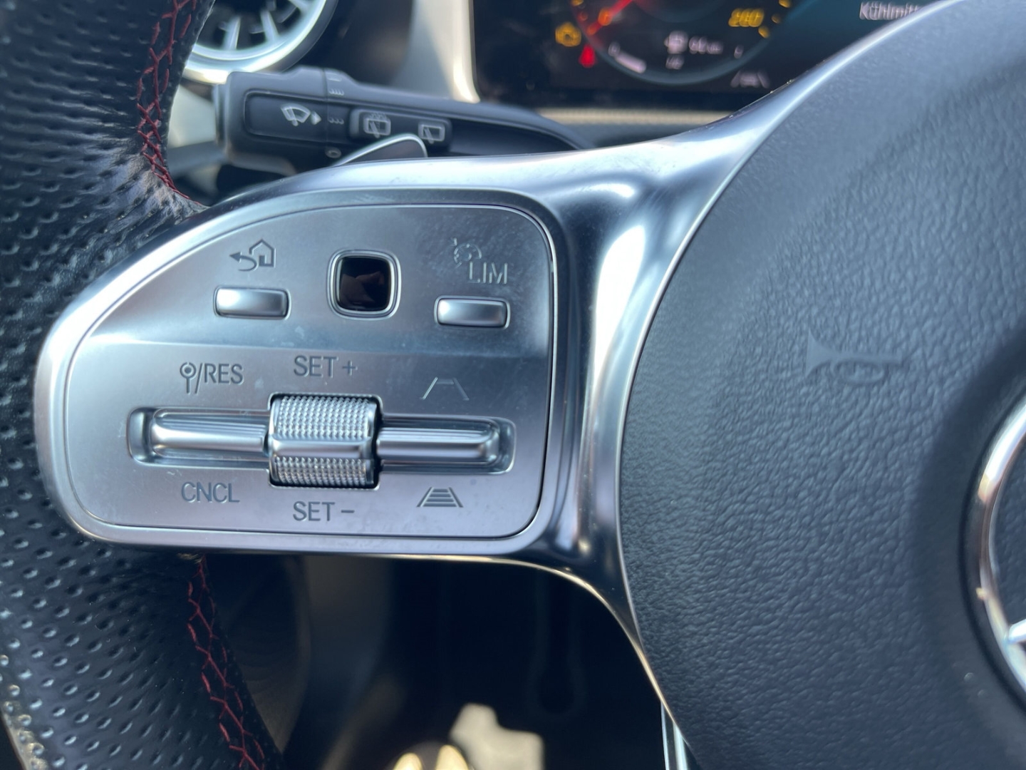 Fahrzeugabbildung Mercedes-Benz CLA 200 Shooting Brake AMG LINE LED Distronic SHZ