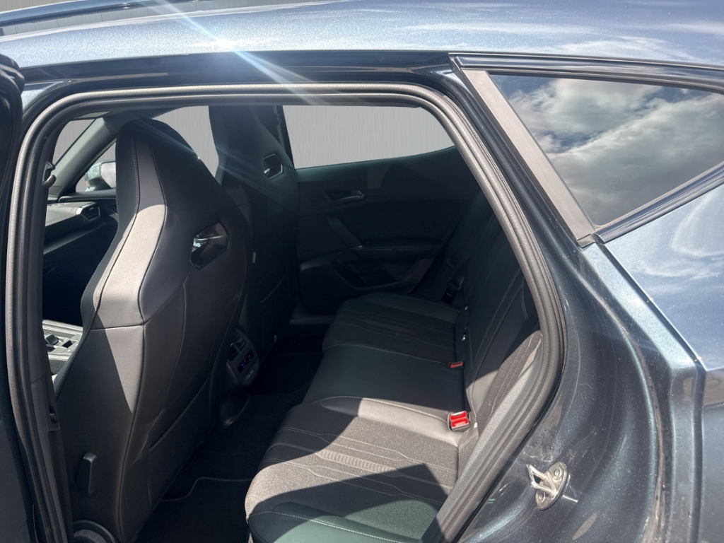 Fahrzeugabbildung CUPRA Formentor 4Drive VZ 2.0 TSI NAVI LED SHZ R-Kam WinterPa Sportpaket AD Digitales Cockpit