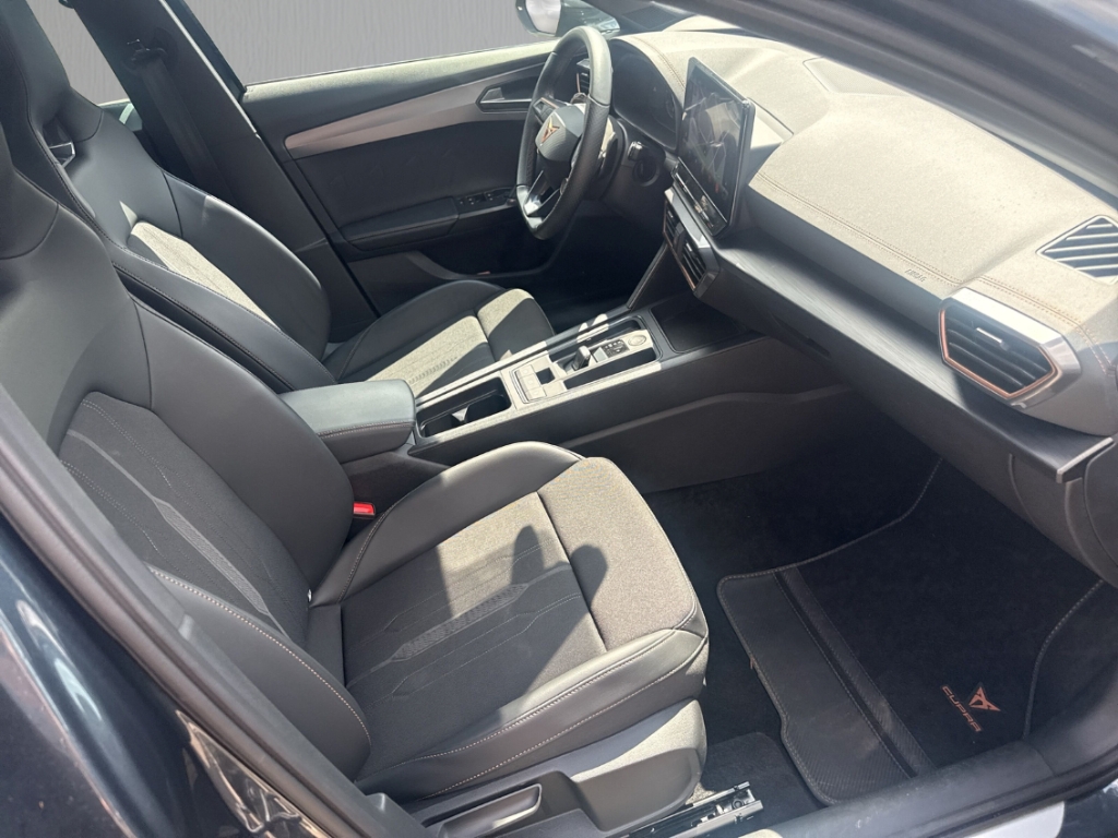 Fahrzeugabbildung CUPRA Formentor 4Drive VZ 2.0 TSI NAVI LED SHZ R-Kam WinterPa Sportpaket AD Digitales Cockpit