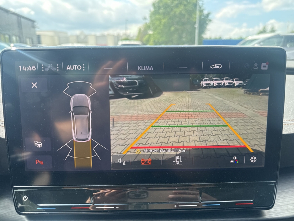 Fahrzeugabbildung CUPRA Formentor 4Drive VZ 2.0 TSI NAVI LED SHZ R-Kam WinterPa Sportpaket AD Digitales Cockpit