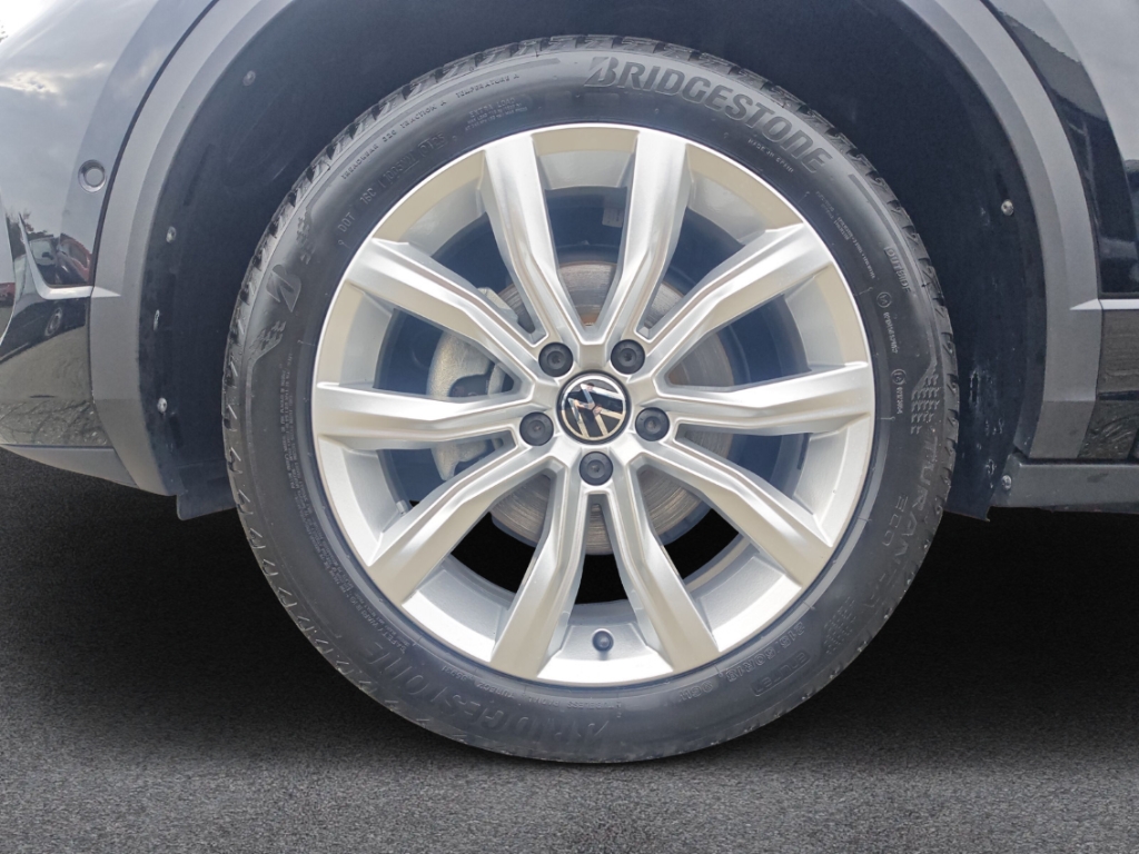 Fahrzeugabbildung Volkswagen T-Roc 1.5 TSI DSG R-Line IQ.Drive LED+ ACC SHZ