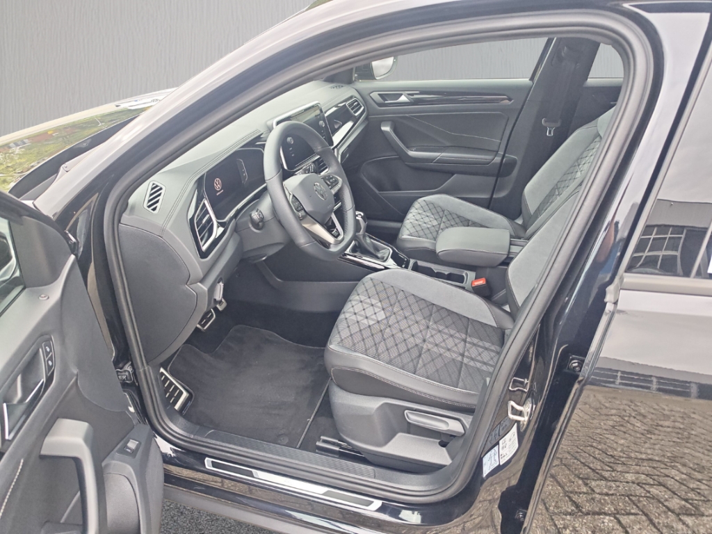 Fahrzeugabbildung Volkswagen T-Roc 1.5 TSI DSG R-Line IQ.Drive LED+ ACC SHZ