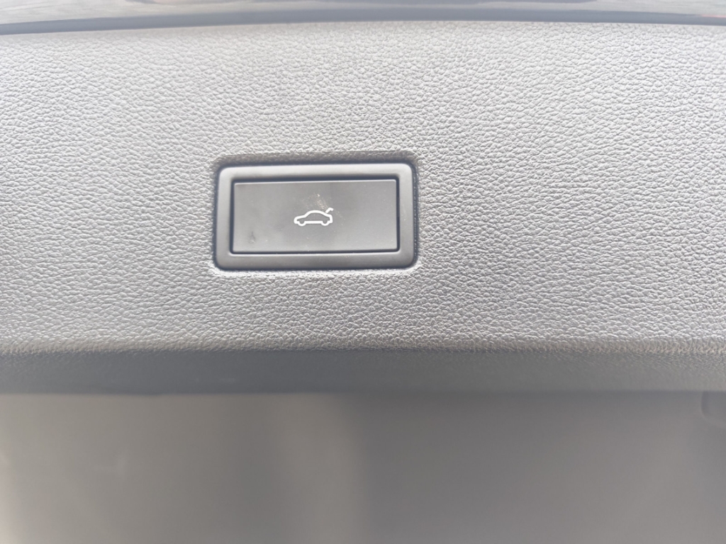 Fahrzeugabbildung Volkswagen T-Roc 1.5 TSI DSG R-Line IQ.Drive LED+ ACC SHZ