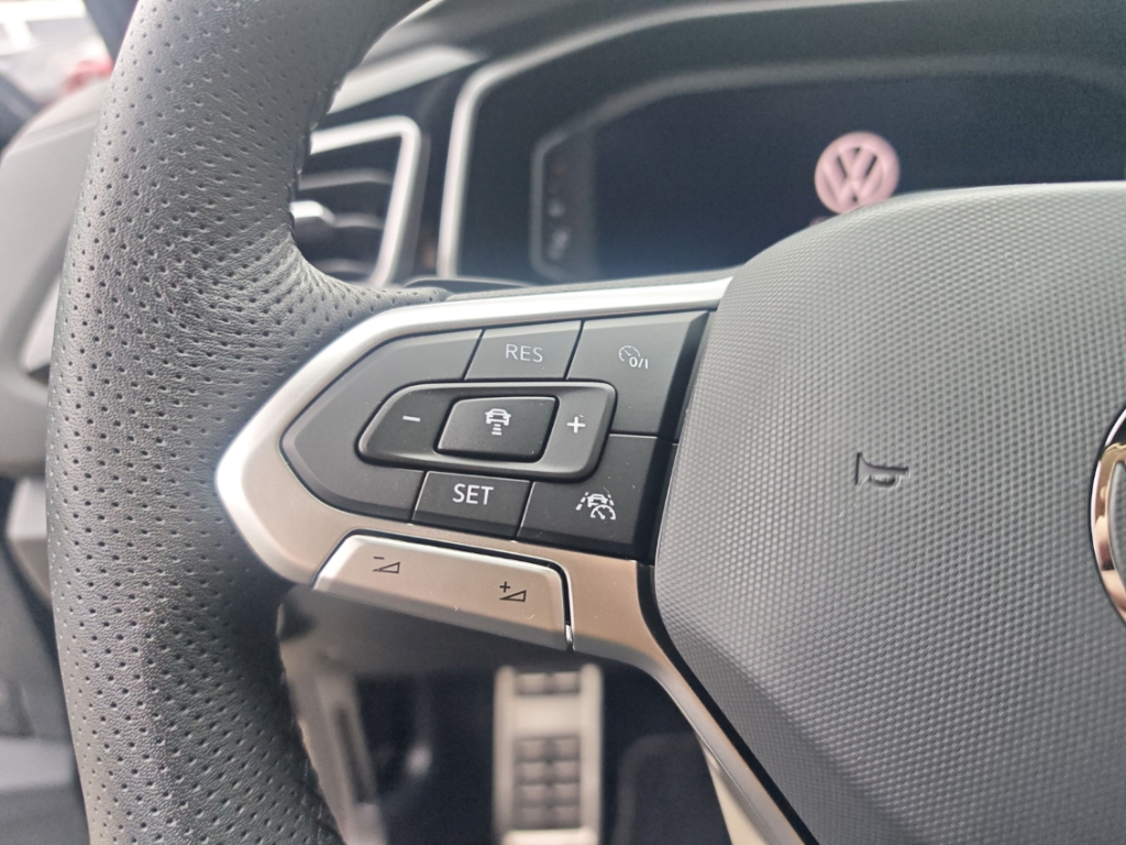 Fahrzeugabbildung Volkswagen T-Roc 1.5 TSI DSG R-Line IQ.Drive LED+ ACC SHZ