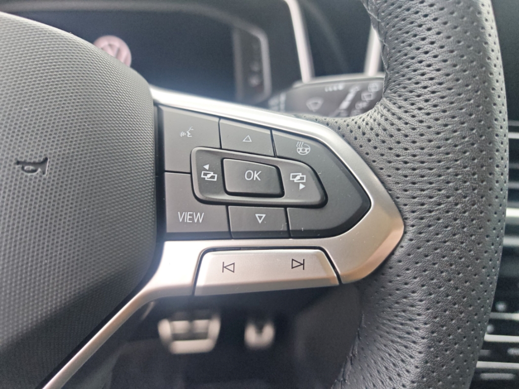 Fahrzeugabbildung Volkswagen T-Roc 1.5 TSI DSG R-Line IQ.Drive LED+ ACC SHZ