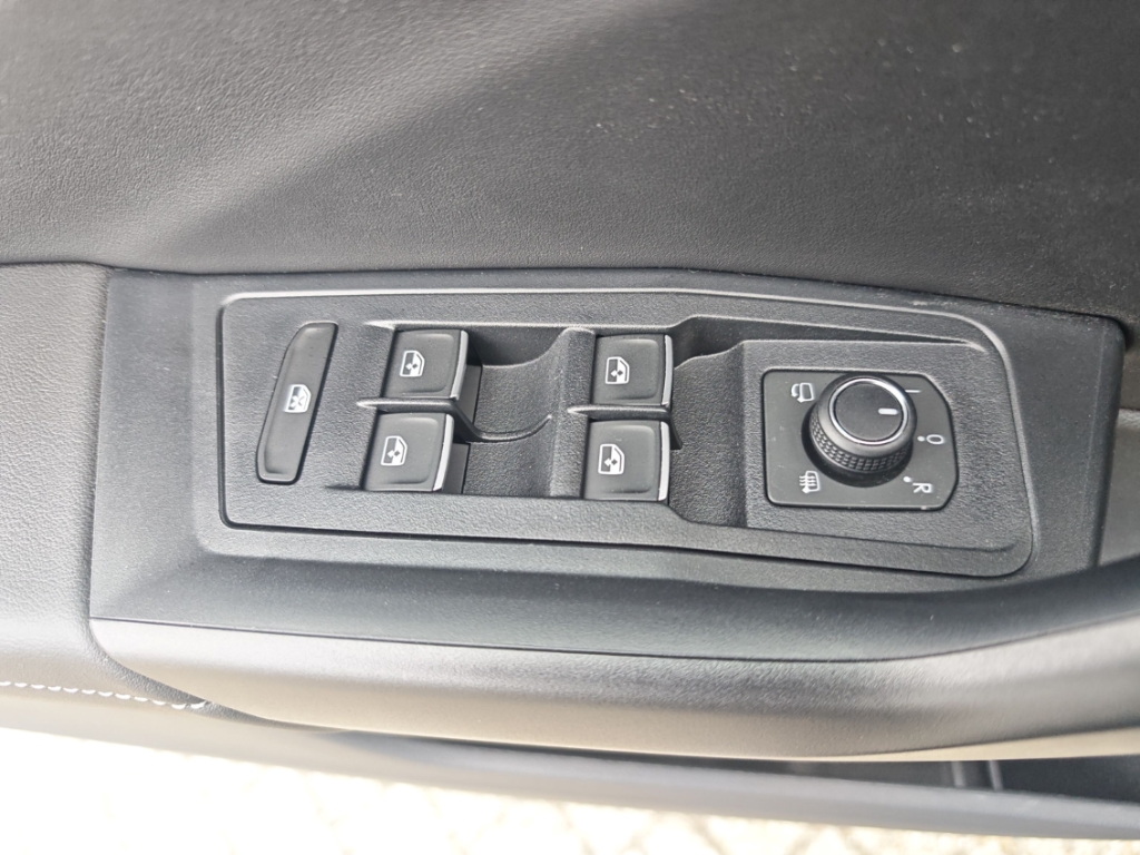 Fahrzeugabbildung Volkswagen T-Roc 1.5 TSI DSG R-Line IQ.Drive LED+ ACC SHZ