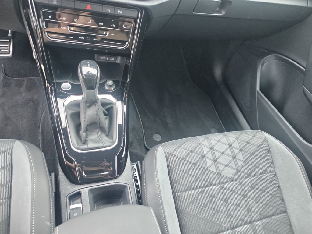 Fahrzeugabbildung Volkswagen T-Roc 1.5 TSI DSG R-Line IQ.Drive LED+ ACC SHZ