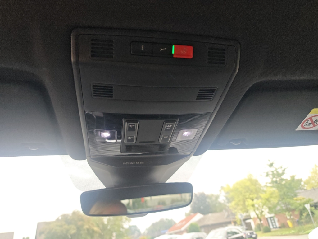 Fahrzeugabbildung Volkswagen T-Roc 1.5 TSI DSG R-Line IQ.Drive LED+ ACC SHZ
