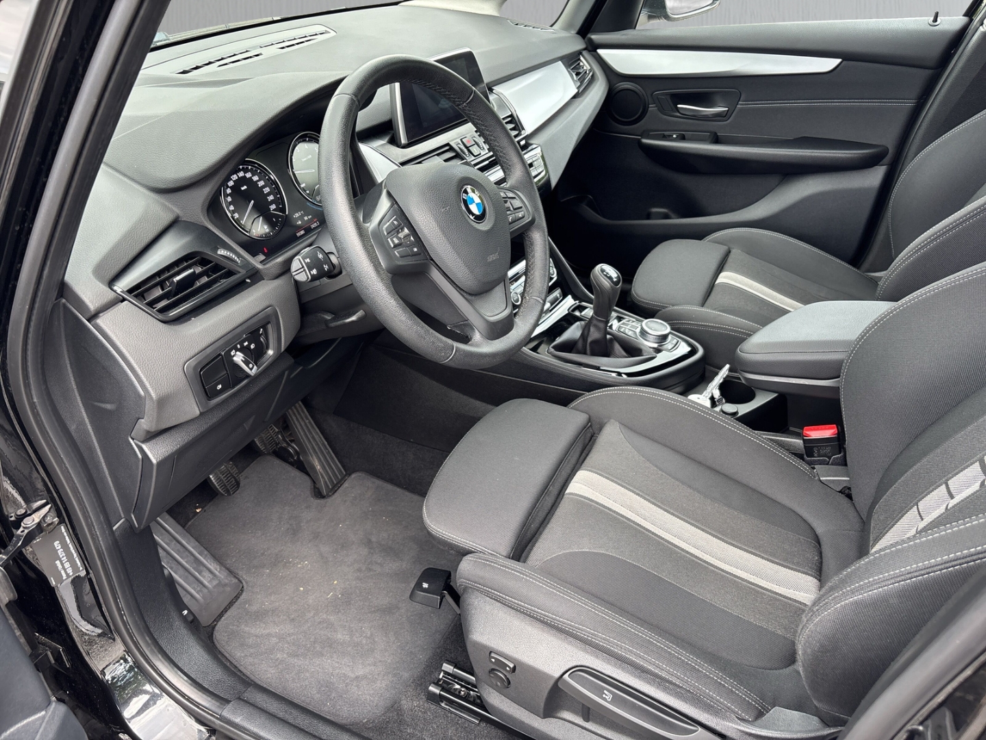 Fahrzeugabbildung BMW 218 Active Tourer Advantage NAV LED SHZ PPS