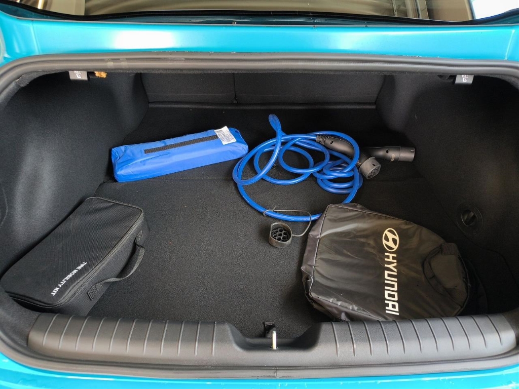 Fahrzeugabbildung Hyundai IONIQ 6 77,4kWh 2WD UNIQ Digi-Spiegel Schiebedach HUD Navi Digitales Cockpit Memory Soundsystem