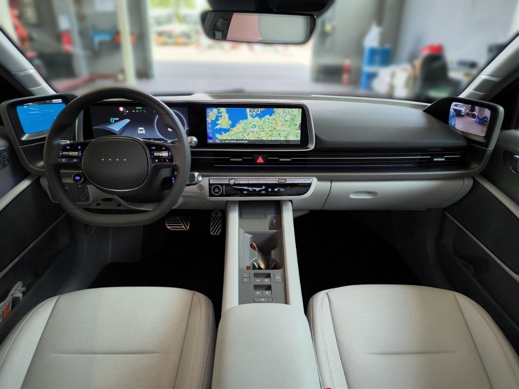 Fahrzeugabbildung Hyundai IONIQ 6 77,4kWh 2WD UNIQ Digi-Spiegel Schiebedach HUD Navi Digitales Cockpit Memory Soundsystem