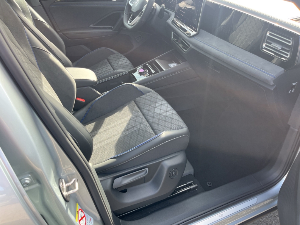 Fahrzeugabbildung Volkswagen Tiguan 1.5 eTSI DSG R-Line AHK SHZ el.Heckklappe ACC VirtCo