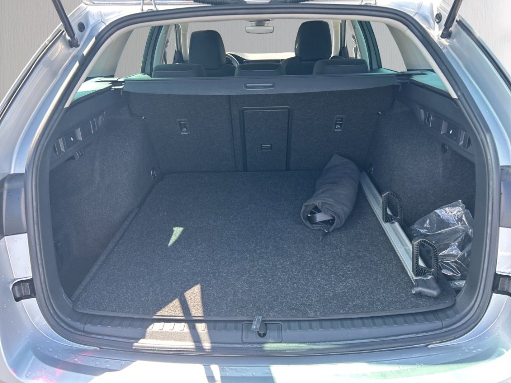 Fahrzeugabbildung SKODA Octavia Combi Tour ACC PDC ESP Apple CarPlay