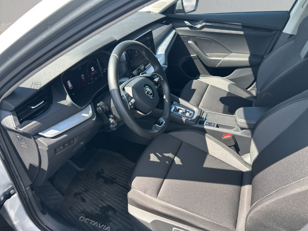 Fahrzeugabbildung SKODA Octavia Combi Tour ACC PDC ESP Apple CarPlay