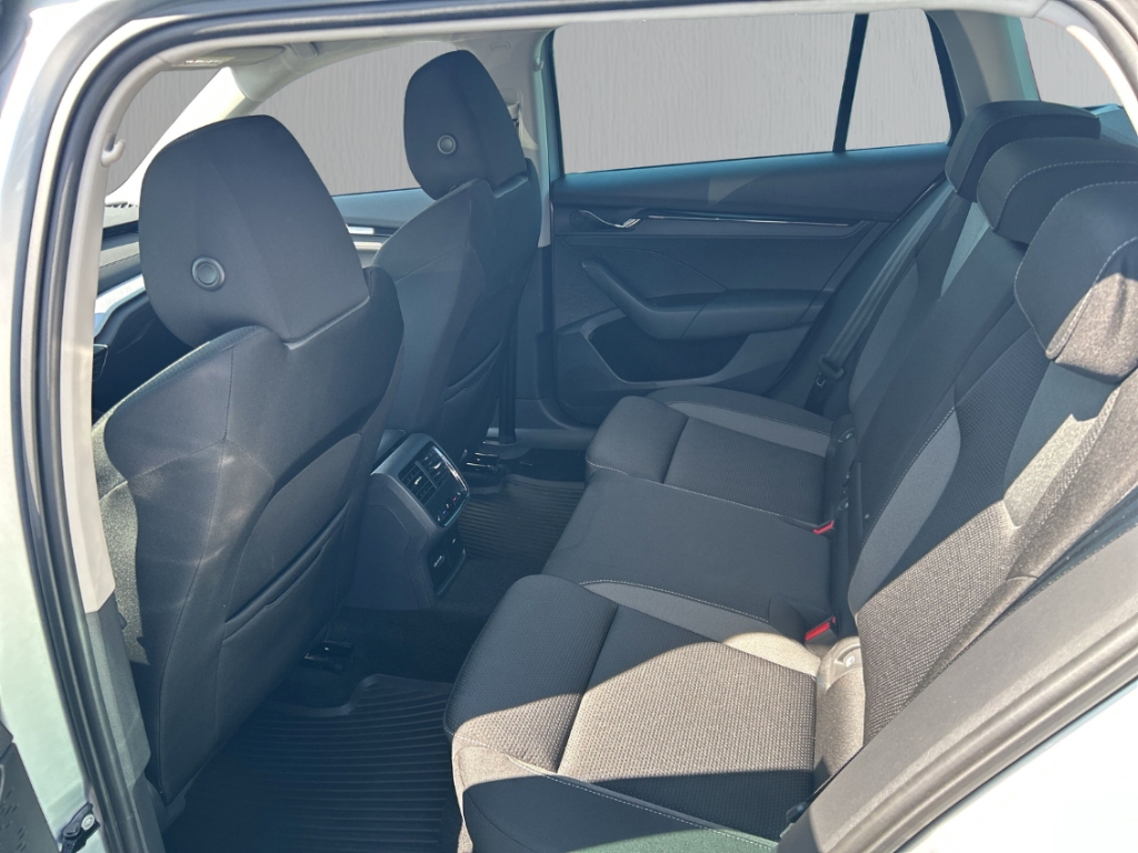 Fahrzeugabbildung SKODA Octavia Combi Tour ACC PDC ESP Apple CarPlay