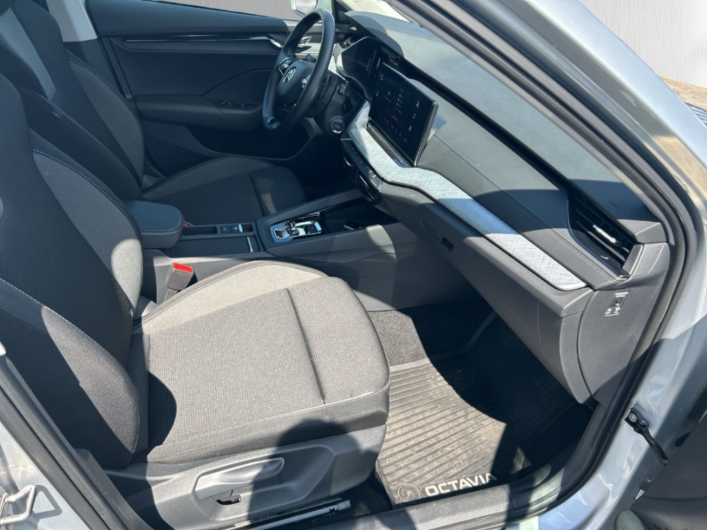 Fahrzeugabbildung SKODA Octavia Combi Tour ACC PDC ESP Apple CarPlay
