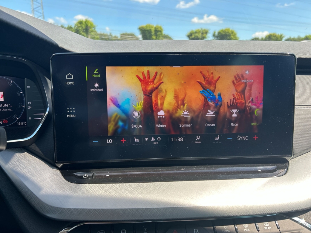 Fahrzeugabbildung SKODA Octavia Combi Tour ACC PDC ESP Apple CarPlay