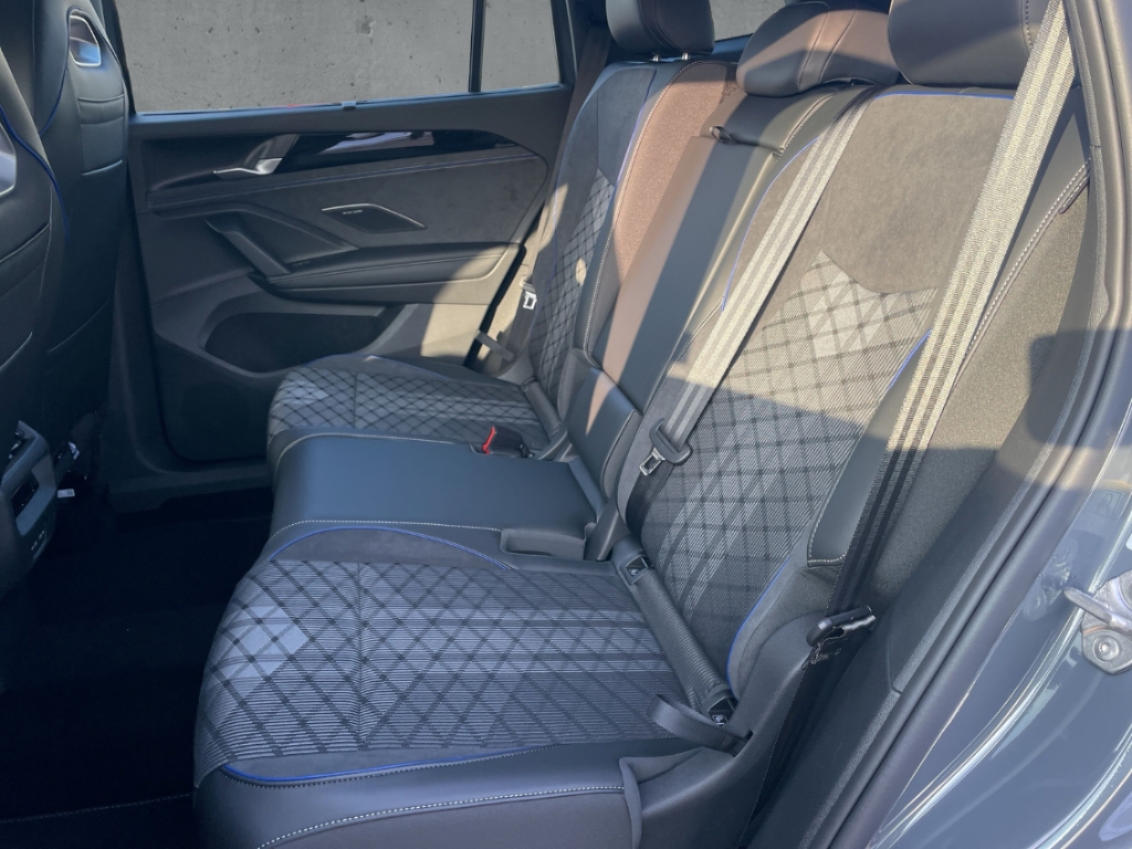Fahrzeugabbildung Volkswagen Tayron 1.5 eHybrid R-Line Pano Navi IQ.LIGHT ACC