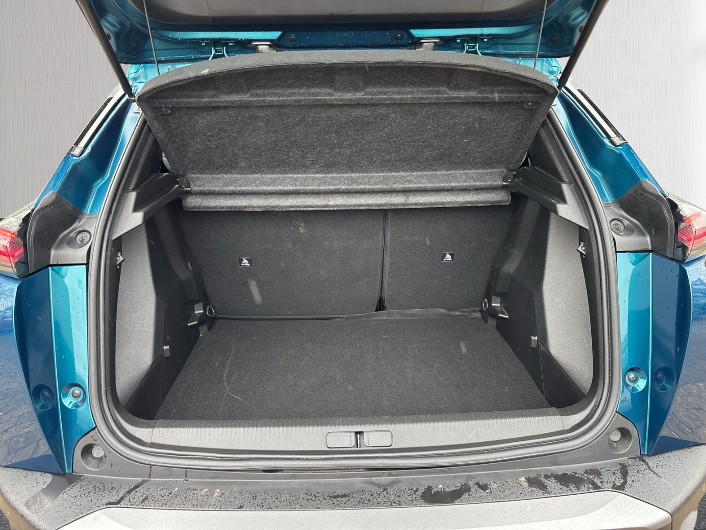 Fahrzeugabbildung Peugeot 2008 Allure LED PDC Kamera Alu 17