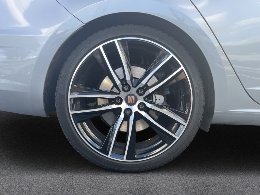 Fahrzeugabbildung SEAT Leon ST Cupra 300 4Drive PANO VIRT ACC DCC BEATS