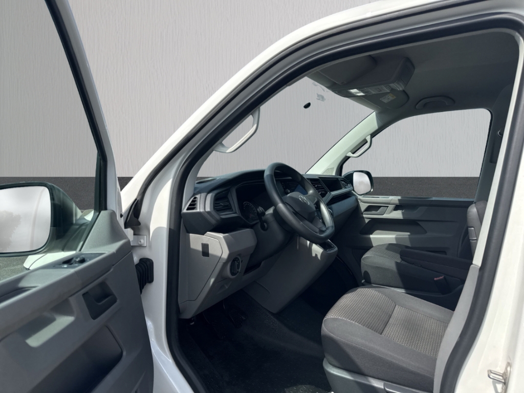 Fahrzeugabbildung Volkswagen Transporter 6.1 Kasten 2.0 TDI PDC Color BT Navi Klima