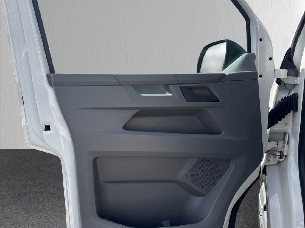Fahrzeugabbildung Volkswagen Transporter 6.1 Kasten 2.0 TDI PDC Color BT Navi Klima