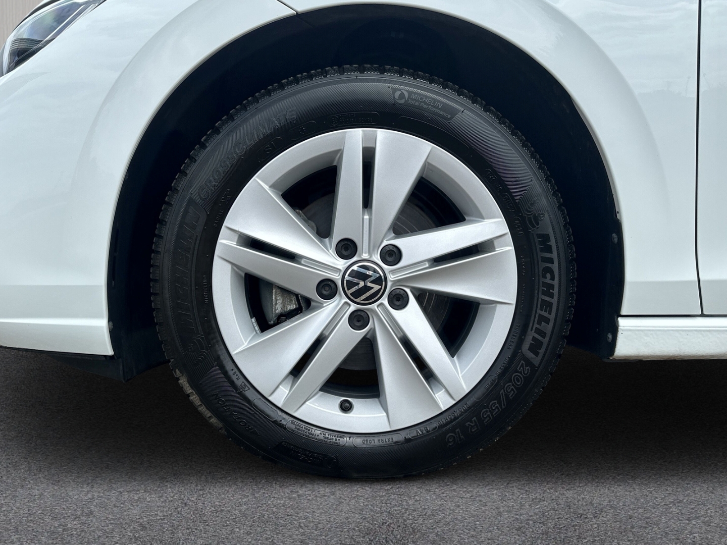 Fahrzeugabbildung Volkswagen Golf VIII 1.5 TSI Life LED ACC SHZ PDC VirtCock