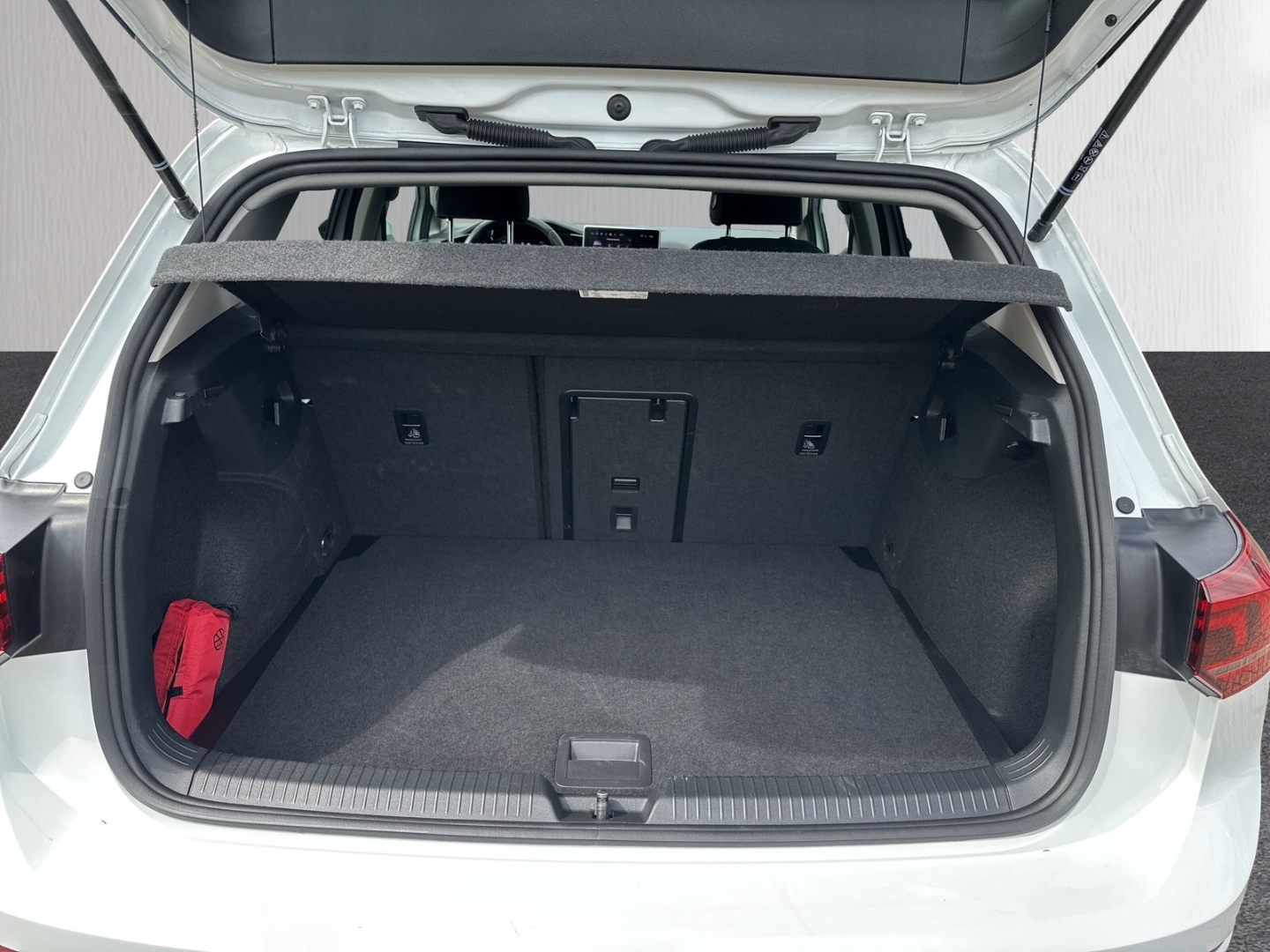 Fahrzeugabbildung Volkswagen Golf VIII 1.5 TSI Life LED ACC SHZ PDC VirtCock