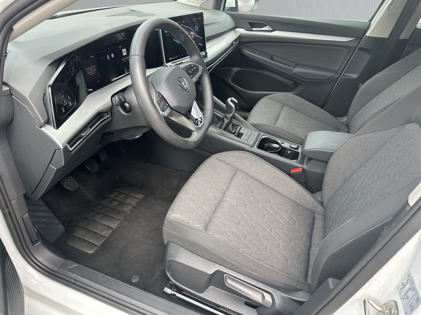 Fahrzeugabbildung Volkswagen Golf VIII 1.5 TSI Life LED ACC SHZ PDC VirtCock