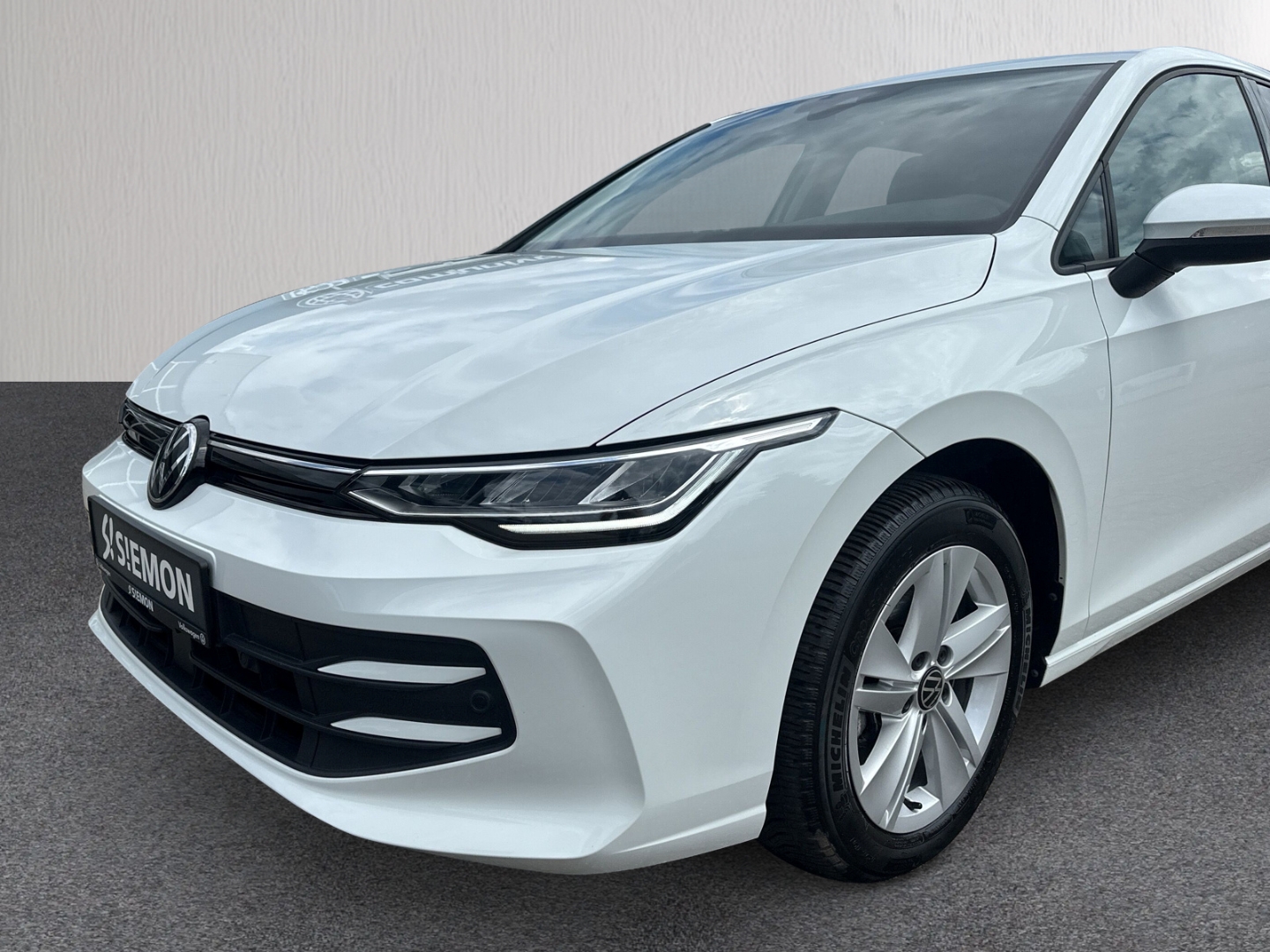 Fahrzeugabbildung Volkswagen Golf VIII 1.5 TSI Life LED ACC SHZ PDC VirtCock