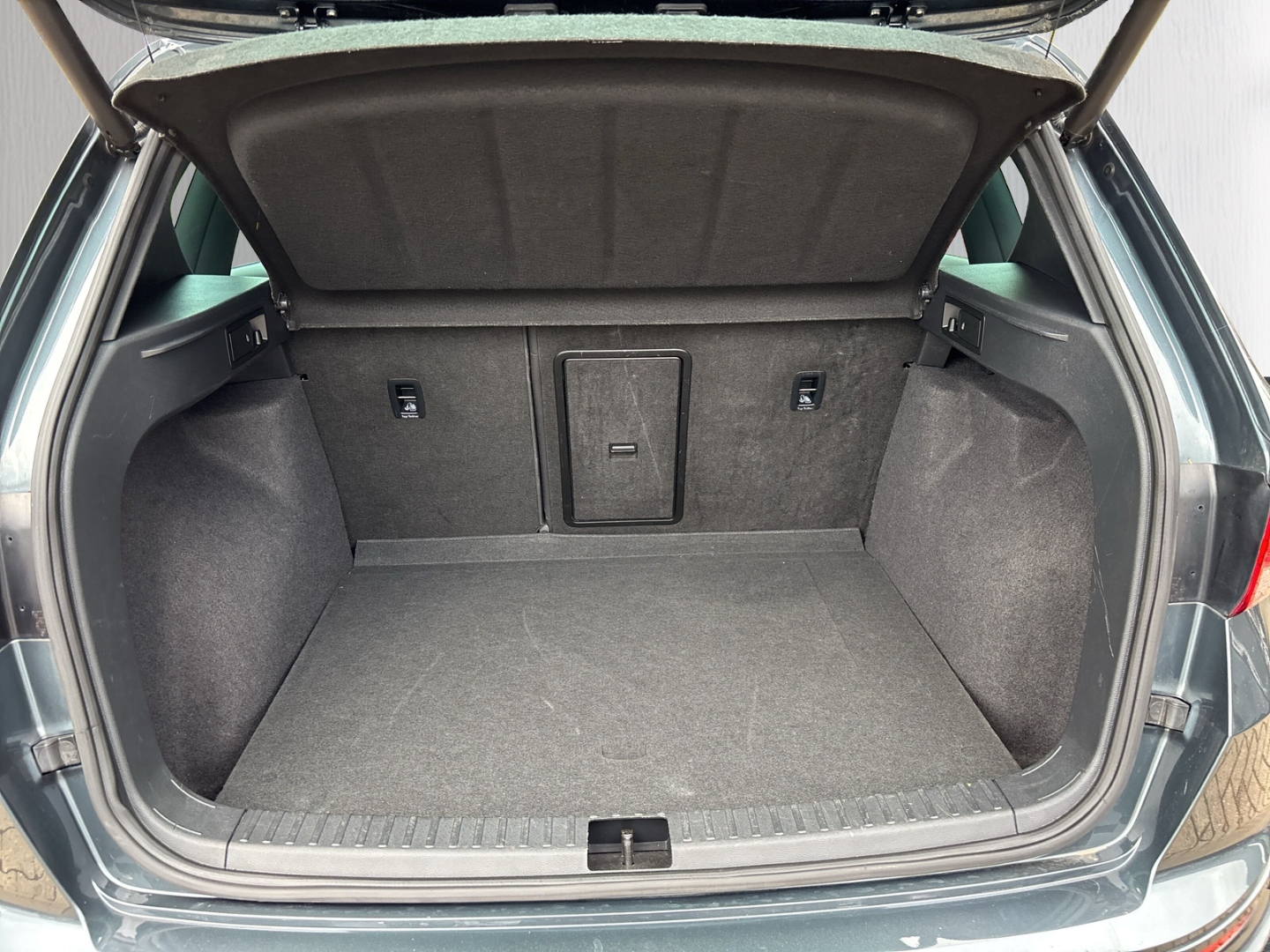 Fahrzeugabbildung SEAT Ateca FR 4Drive FR-Line 2.0TDI DSG AHK RFK SHZ LED