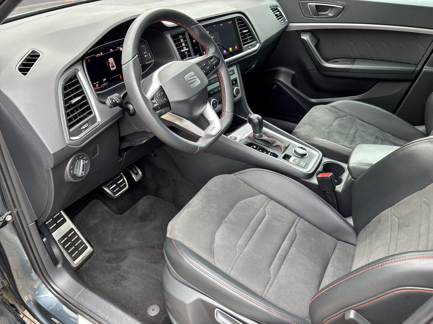 Fahrzeugabbildung SEAT Ateca FR 4Drive FR-Line 2.0TDI DSG AHK RFK SHZ LED
