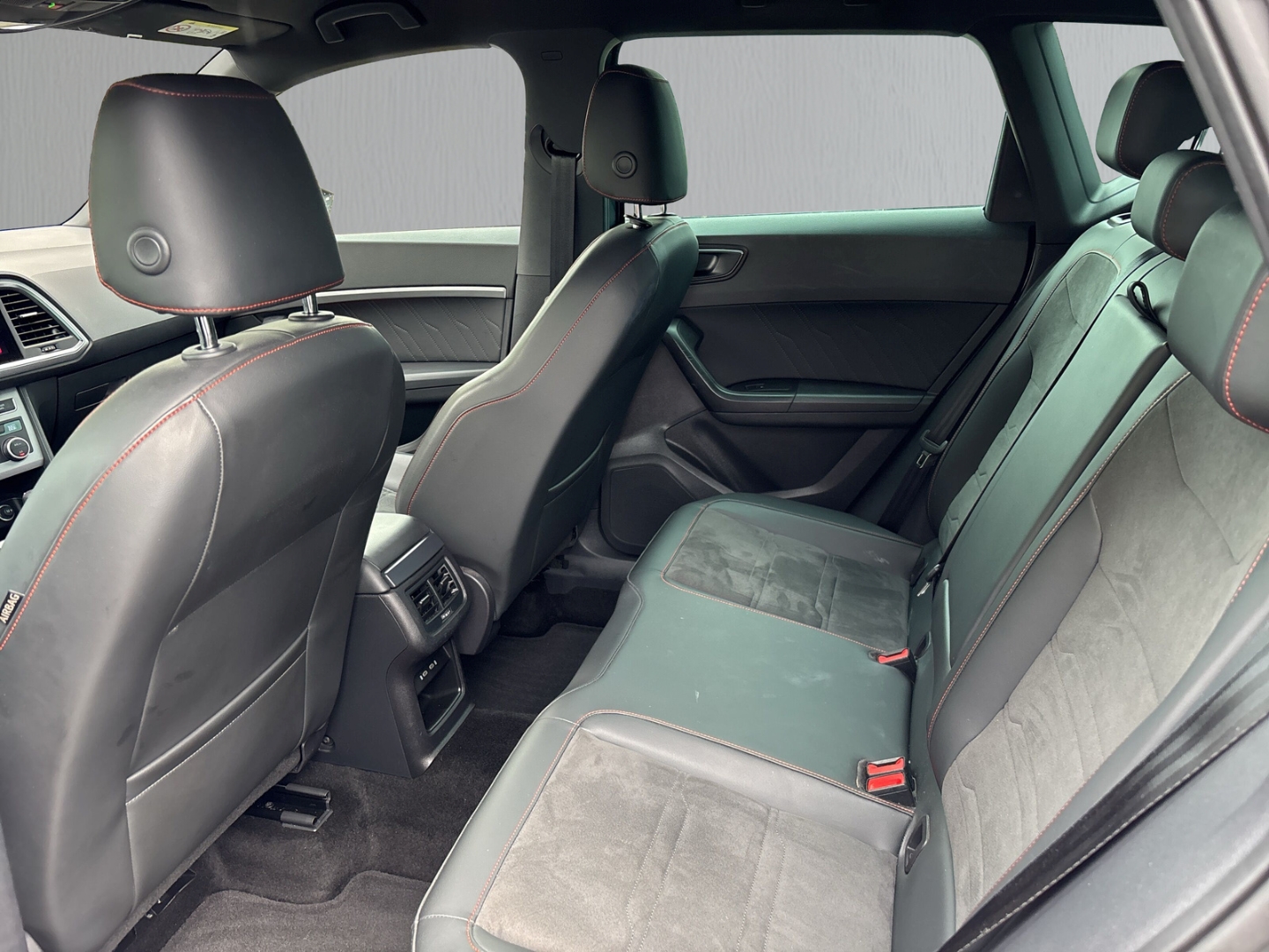 Fahrzeugabbildung SEAT Ateca FR 4Drive FR-Line 2.0TDI DSG AHK RFK SHZ LED