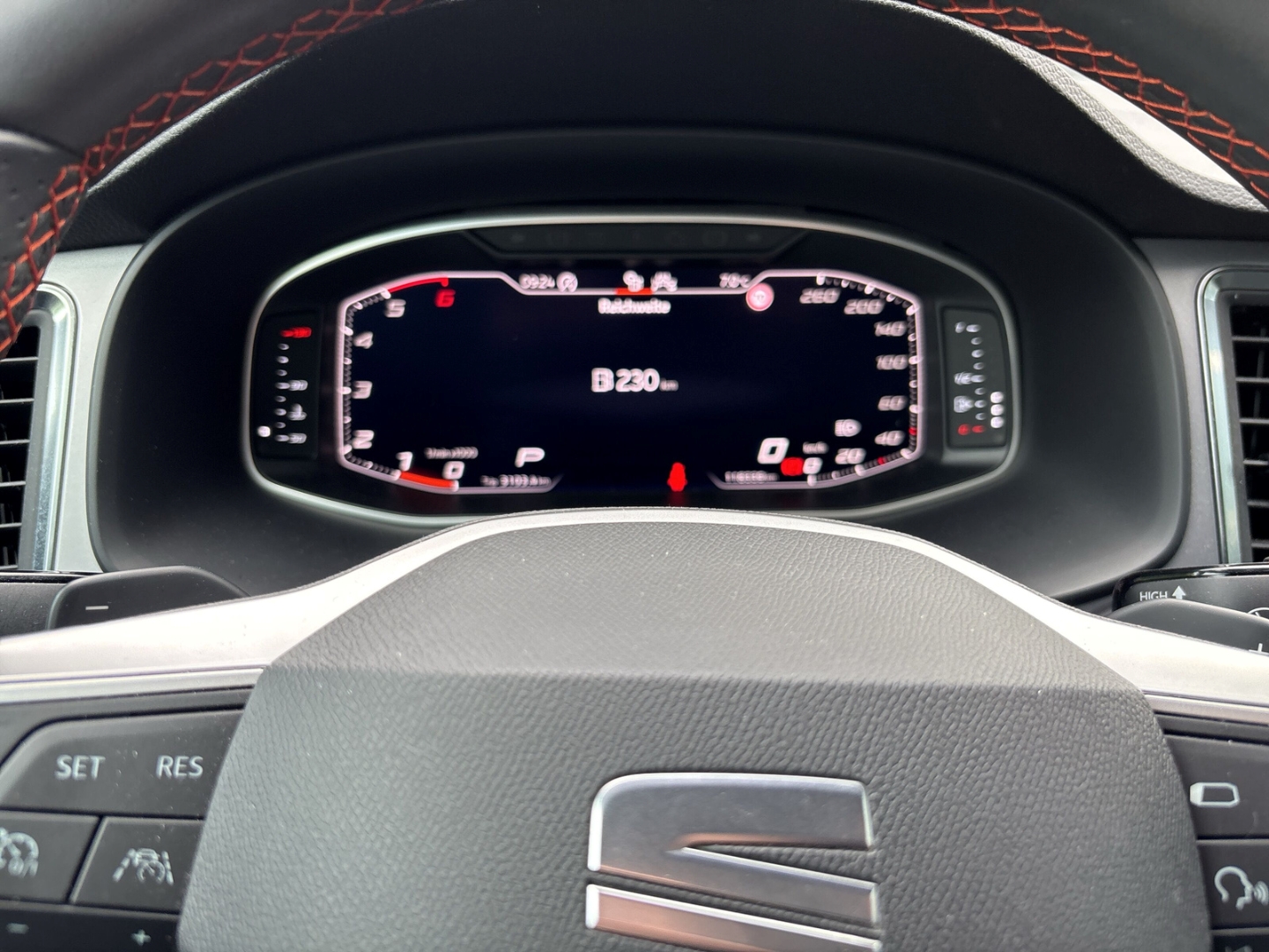 Fahrzeugabbildung SEAT Ateca FR 4Drive FR-Line 2.0TDI DSG AHK RFK SHZ LED