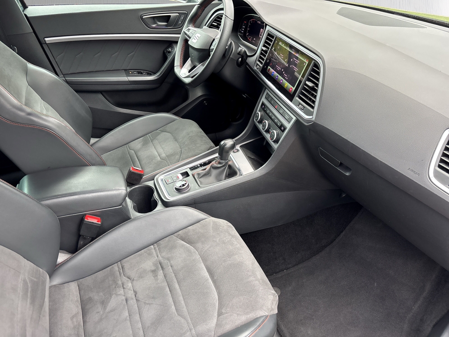 Fahrzeugabbildung SEAT Ateca FR 4Drive FR-Line 2.0TDI DSG AHK RFK SHZ LED