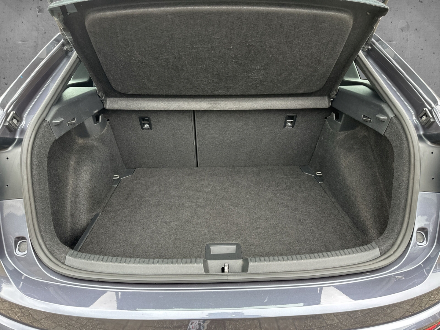 Fahrzeugabbildung Volkswagen Taigo 1.0 TSI DSG R-Line NAVI ACC LED MATRIX SHZ DIGICOCKP.