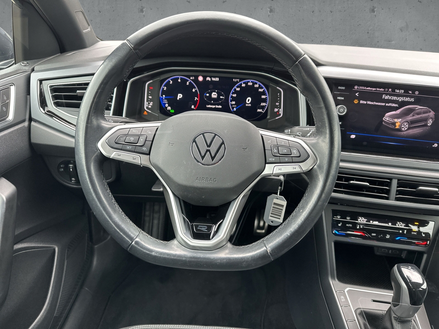 Fahrzeugabbildung Volkswagen Taigo 1.0 TSI DSG R-Line NAVI ACC LED MATRIX SHZ DIGICOCKP.