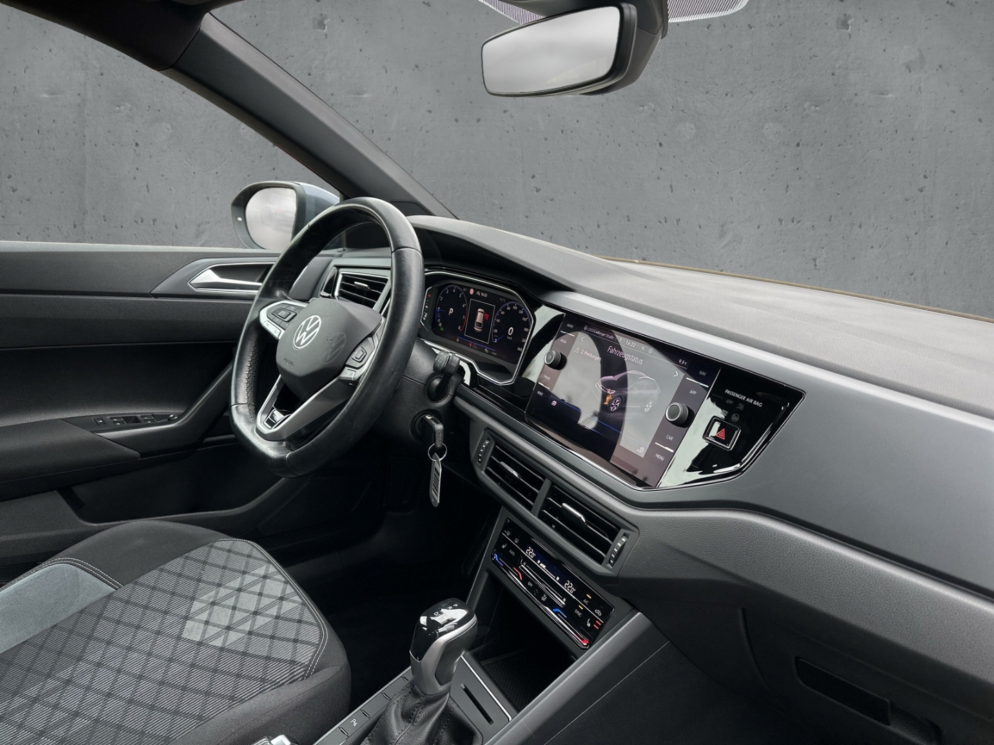 Fahrzeugabbildung Volkswagen Taigo 1.0 TSI DSG R-Line NAVI ACC LED MATRIX SHZ DIGICOCKP.