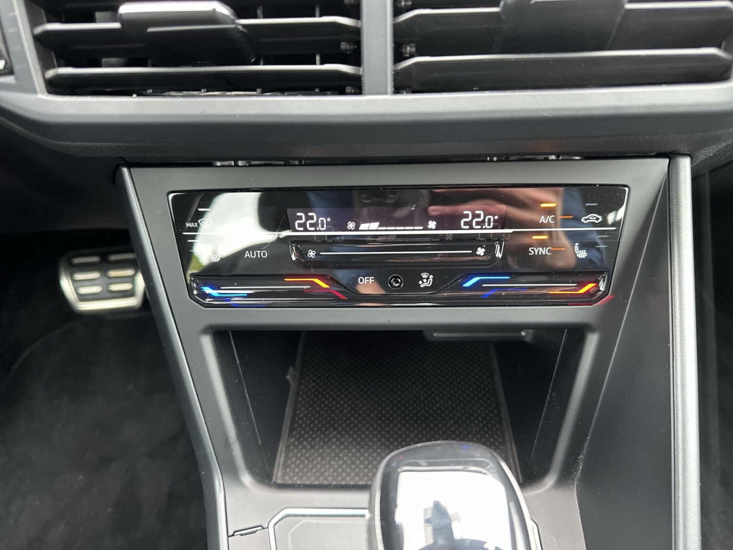 Fahrzeugabbildung Volkswagen Taigo 1.0 TSI DSG R-Line NAVI ACC LED MATRIX SHZ DIGICOCKP.