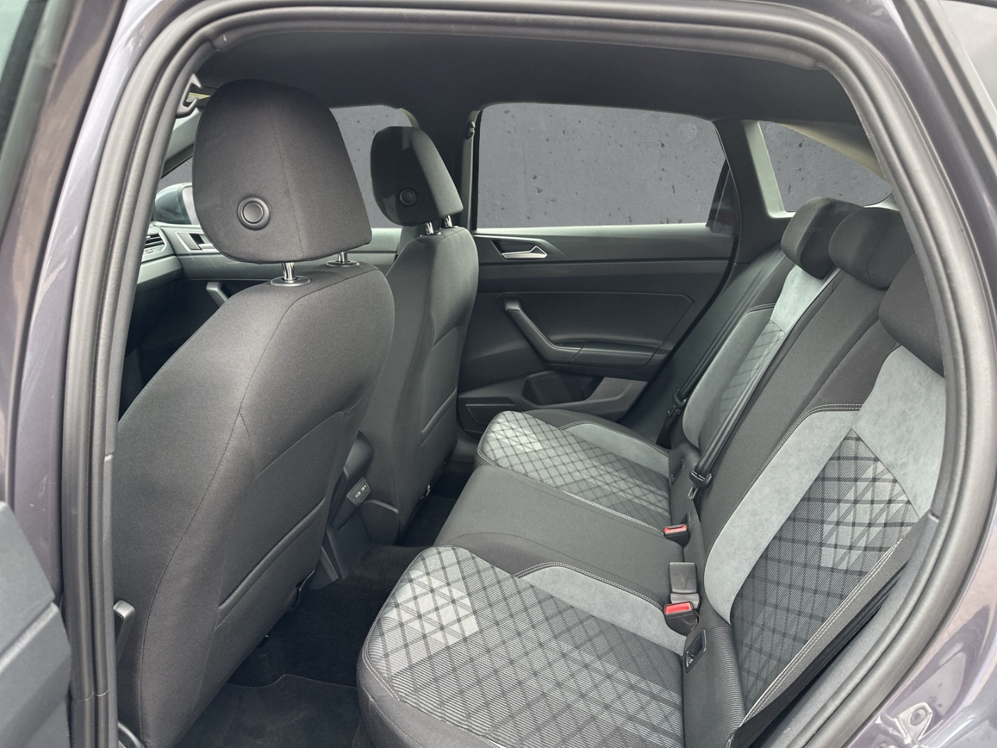 Fahrzeugabbildung Volkswagen Taigo 1.0 TSI DSG R-Line NAVI ACC LED MATRIX SHZ DIGICOCKP.