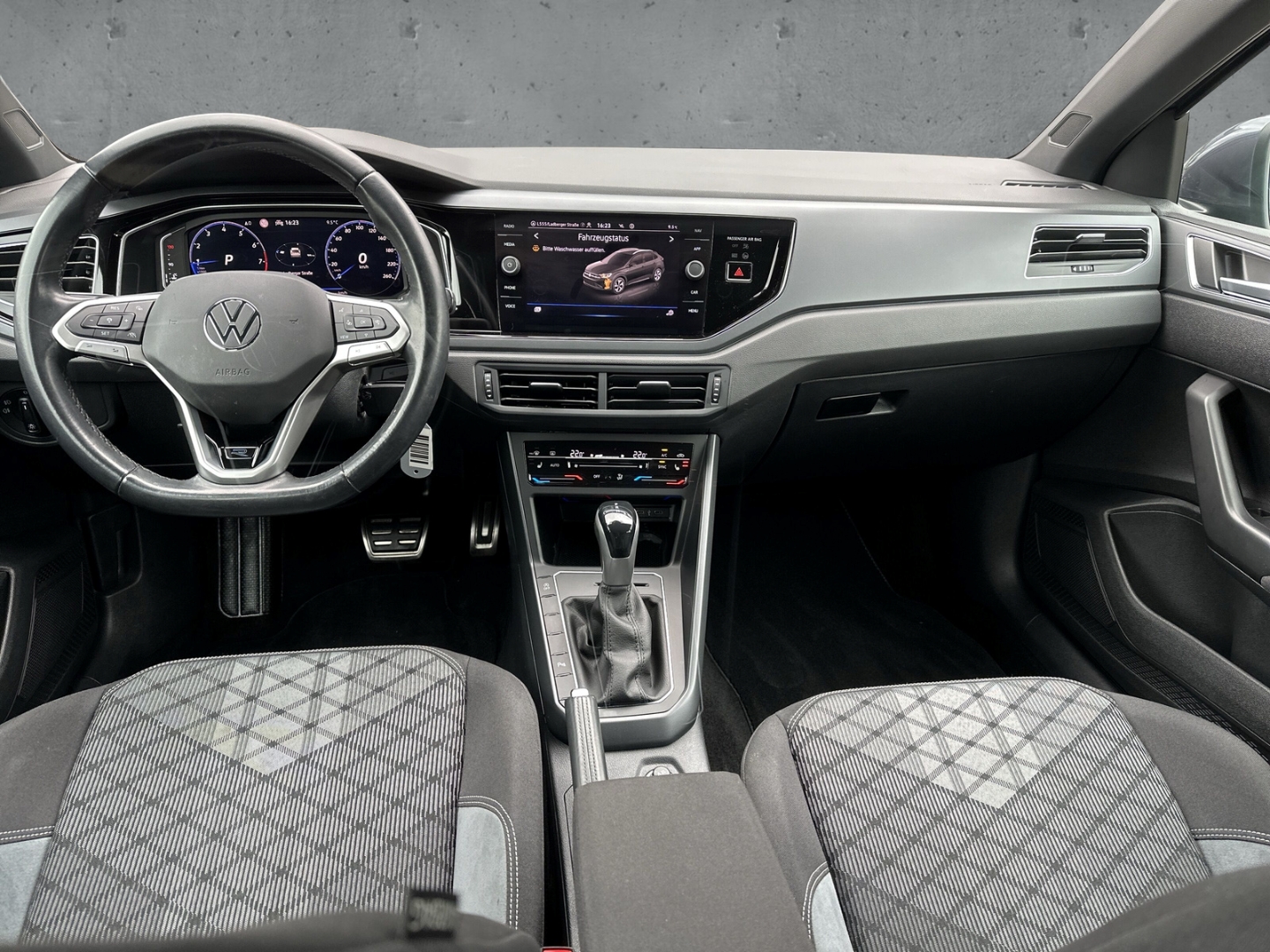 Fahrzeugabbildung Volkswagen Taigo 1.0 TSI DSG R-Line NAVI ACC LED MATRIX SHZ DIGICOCKP.